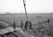 837066 Afbeelding van het plaatsen van een bovenleidingsmast langs de spoorlijn Roosendaal - Essen ten behoeve van de ...
